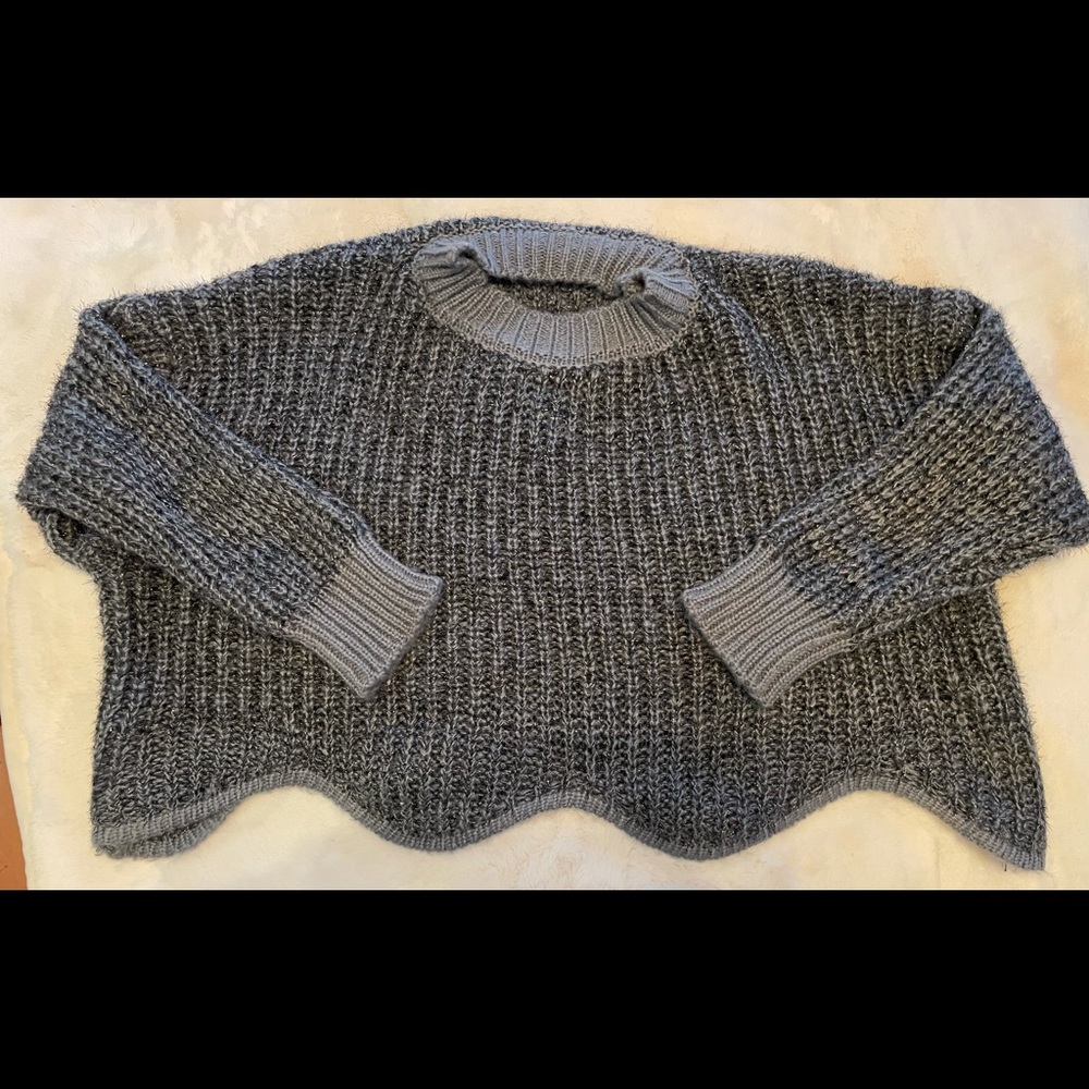 Cute Scalloped gray sweater 0/S